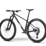 Ein mattschwarzes ROSE PDQ XT Di2 Mountainbike mit 29-Zoll-Rädern und Maxxis-Reifen, gezeigt in Seitenansicht.