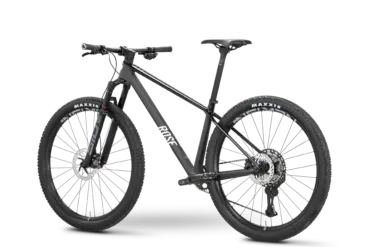 Ein mattschwarzes ROSE PDQ XT Di2 Mountainbike mit 29-Zoll-Rädern und Maxxis-Reifen, gezeigt in Seitenansicht.