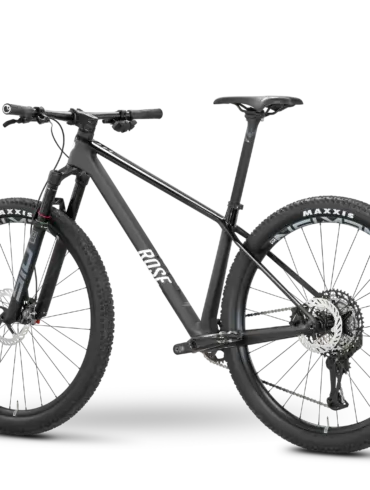 Ein mattschwarzes ROSE PDQ XT Di2 Mountainbike mit 29-Zoll-Rädern und Maxxis-Reifen, gezeigt in Seitenansicht.
