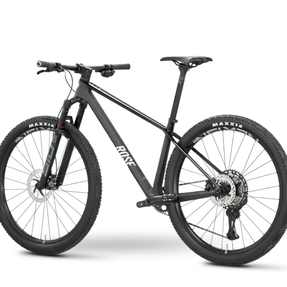Ein mattschwarzes ROSE PDQ XT Di2 Mountainbike mit 29-Zoll-Rädern und Maxxis-Reifen, gezeigt in Seitenansicht.
