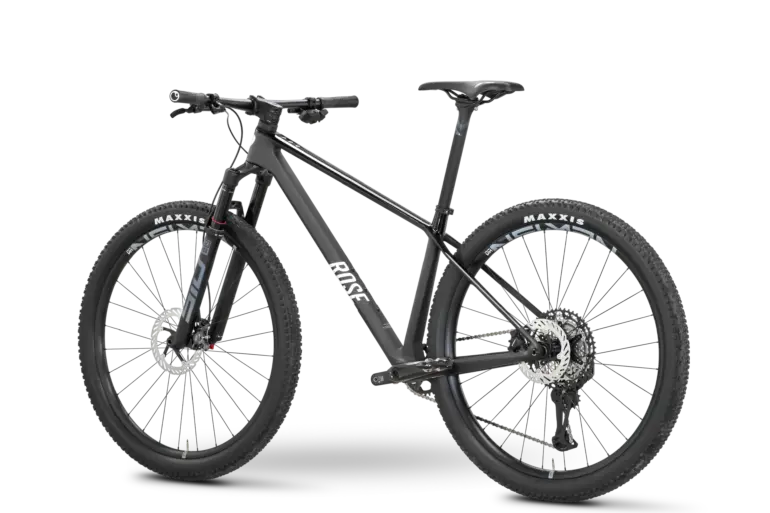 Ein mattschwarzes ROSE PDQ XT Di2 Mountainbike mit 29-Zoll-Rädern und Maxxis-Reifen, gezeigt in Seitenansicht.
