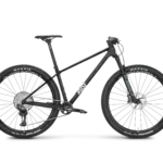 Seitenansicht eines schwarzen ROSE PDQ XT Di2 Mountainbikes mit Carbonrahmen und 29-Zoll-Rädern.