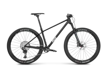 Seitenansicht eines schwarzen ROSE PDQ XT Di2 Mountainbikes mit Carbonrahmen und 29-Zoll-Rädern.