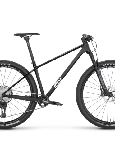 Seitenansicht eines schwarzen ROSE PDQ XT Di2 Mountainbikes mit Carbonrahmen und 29-Zoll-Rädern.
