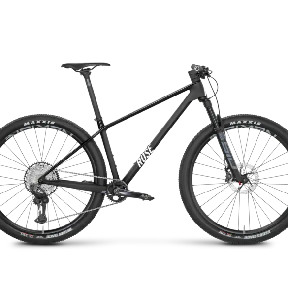 Seitenansicht eines schwarzen ROSE PDQ XT Di2 Mountainbikes mit Carbonrahmen und 29-Zoll-Rädern.