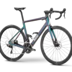 Seitenansicht eines Rose Reveal Endurance-Rennrads mit Carbonrahmen und Shimano 105 Di2 Schaltung in schillernder Farbgebung.