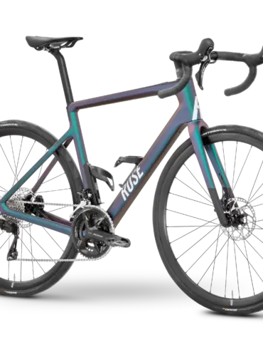 Seitenansicht eines Rose Reveal Endurance-Rennrads mit Carbonrahmen und Shimano 105 Di2 Schaltung in schillernder Farbgebung.