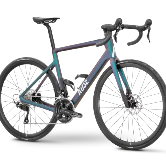 Seitenansicht eines Rose Reveal Endurance-Rennrads mit Carbonrahmen und Shimano 105 Di2 Schaltung in schillernder Farbgebung.