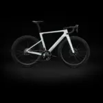 Komplettes Rose Shave FF Rennrad, von vorne links mit schwarzem Hintergrund