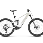 Seitenansicht eines Rose Slab Plus X0 E-Enduro-Mountainbikes in der Farbe Off Snow White Shiny, ausgestattet mit Carbon-Rahmen, RockShox Federung und Bosch Performance Line CX Gen 5 Antrieb.