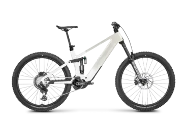 Seitenansicht eines Rose Slab Plus X0 E-Enduro-Mountainbikes in der Farbe Off Snow White Shiny, ausgestattet mit Carbon-Rahmen, RockShox Federung und Bosch Performance Line CX Gen 5 Antrieb.