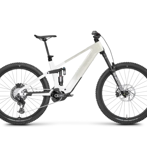 Seitenansicht eines Rose Slab Plus X0 E-Enduro-Mountainbikes in der Farbe Off Snow White Shiny, ausgestattet mit Carbon-Rahmen, RockShox Federung und Bosch Performance Line CX Gen 5 Antrieb.