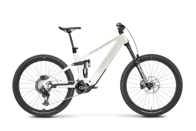 Seitenansicht eines Rose Slab Plus X0 E-Enduro-Mountainbikes in der Farbe Off Snow White Shiny, ausgestattet mit Carbon-Rahmen, RockShox Federung und Bosch Performance Line CX Gen 5 Antrieb.