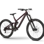 Frontansicht eines violetten Rose Scrub SC Freeride Mountainbikes auf schwarzem Hintergrund.