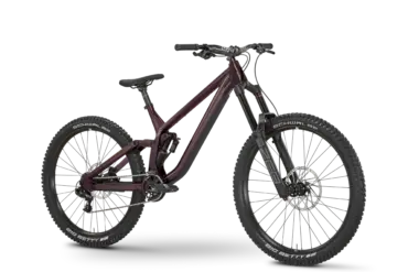 Frontansicht eines violetten Rose Scrub SC Freeride Mountainbikes auf schwarzem Hintergrund.