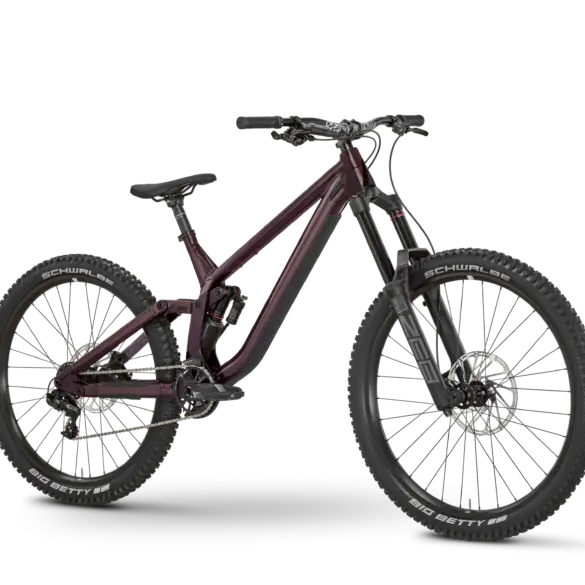 Frontansicht eines violetten Rose Scrub SC Freeride Mountainbikes auf schwarzem Hintergrund.
