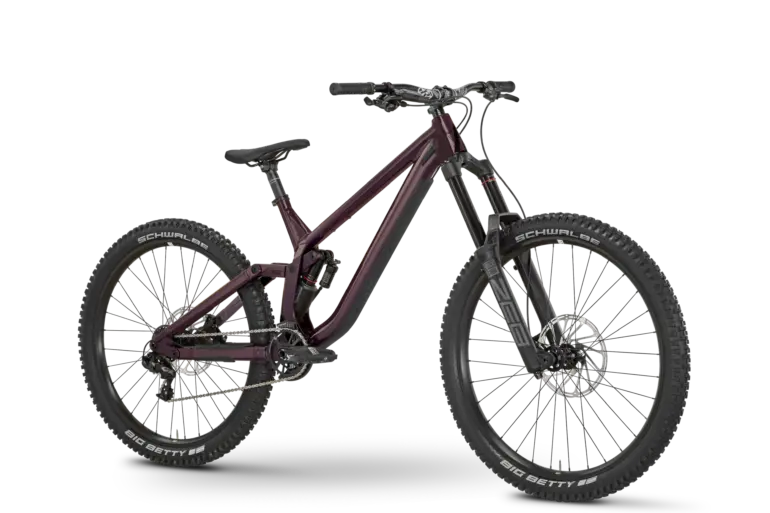 Frontansicht eines violetten Rose Scrub SC Freeride Mountainbikes auf schwarzem Hintergrund.