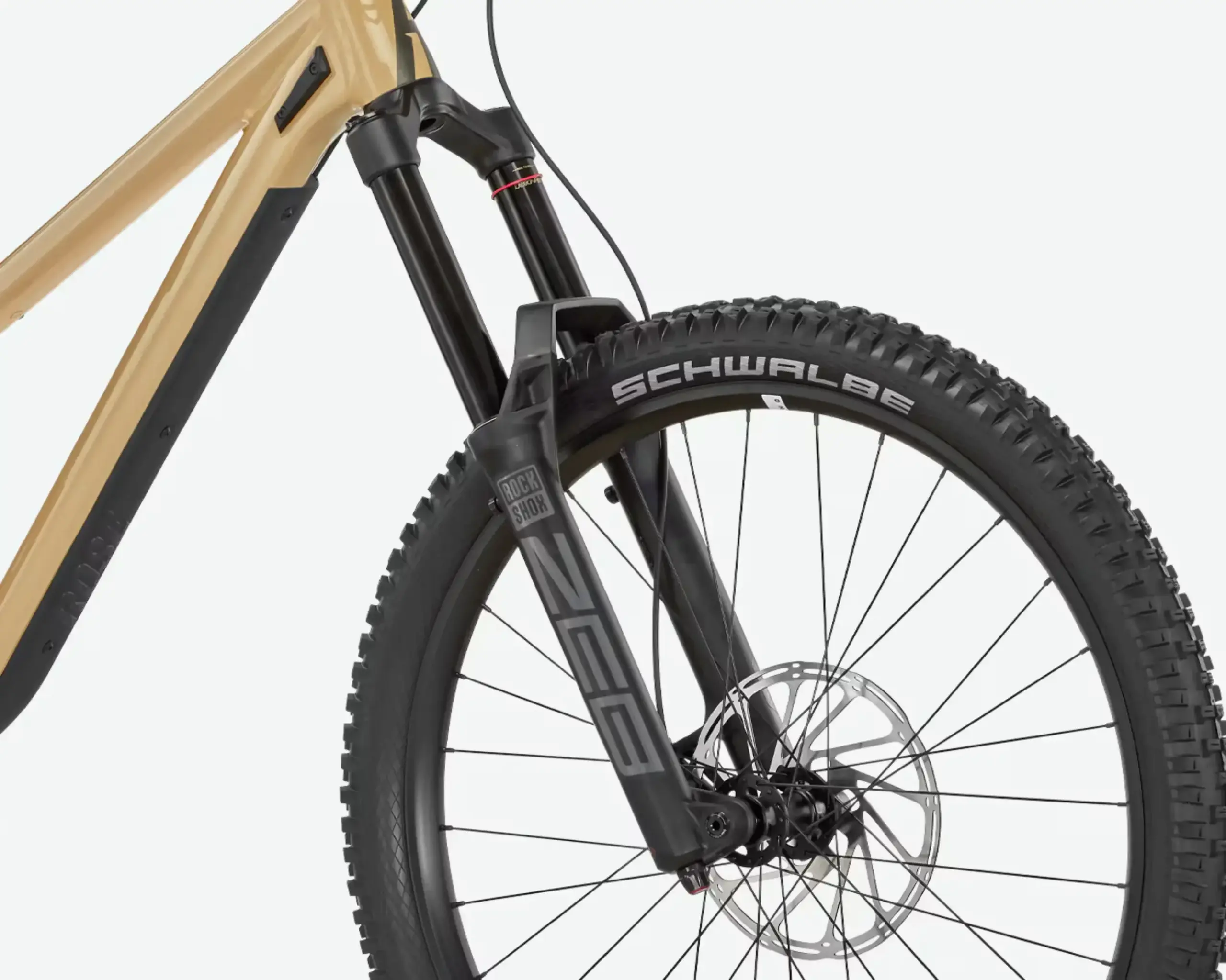 Nahaufnahme des Vorderrads und der Federgabel eines Rose Scrub SC Freeride Mountainbikes, die die Robustheit und das Design des Fahrrads hervorhebt.