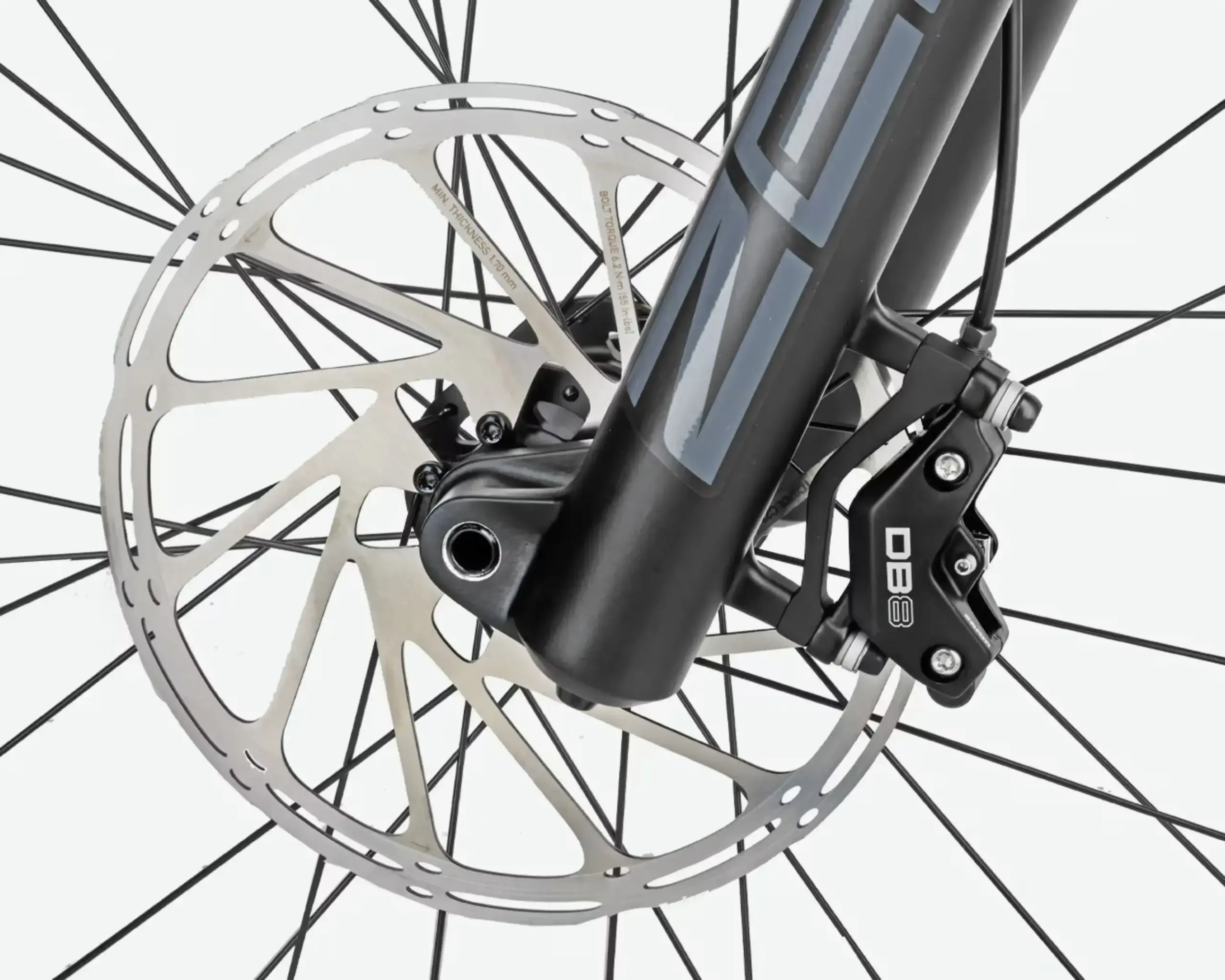 Nahaufnahme der Vorderadscheibenbremse und einer schwarzen Federgabel mit grauem Schriftzug eines Mountainbikes.