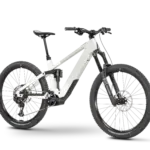 Vollansicht eines weißen Rose Slab Plus 70 E-Mountainbikes mit schwarzen Reifen, Federung und Lenker