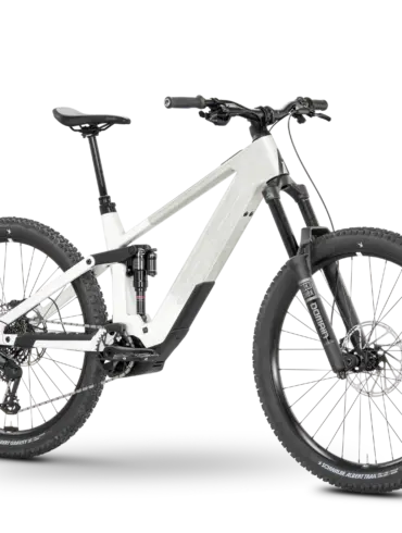 Vollansicht eines weißen Rose Slab Plus 70 E-Mountainbikes mit schwarzen Reifen, Federung und Lenker