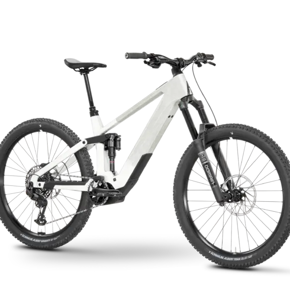 Vollansicht eines weißen Rose Slab Plus 70 E-Mountainbikes mit schwarzen Reifen, Federung und Lenker