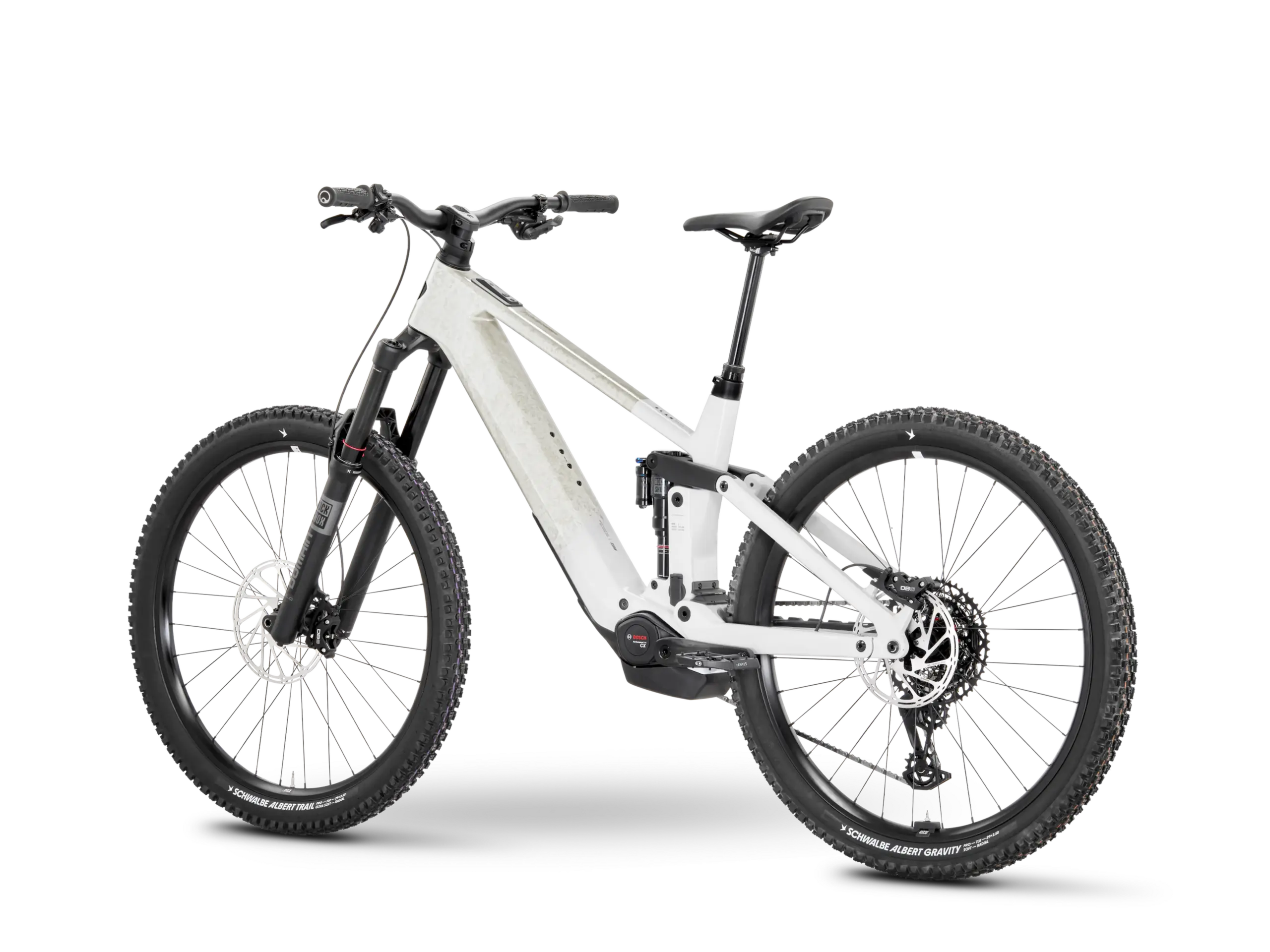 Ein weißes Rose Slab Plus 70 E-Mountainbike steht isoliert vor einem schwarzen Hintergrund, das volle Federungssystem und die robusten Reifen sind gut sichtbar.