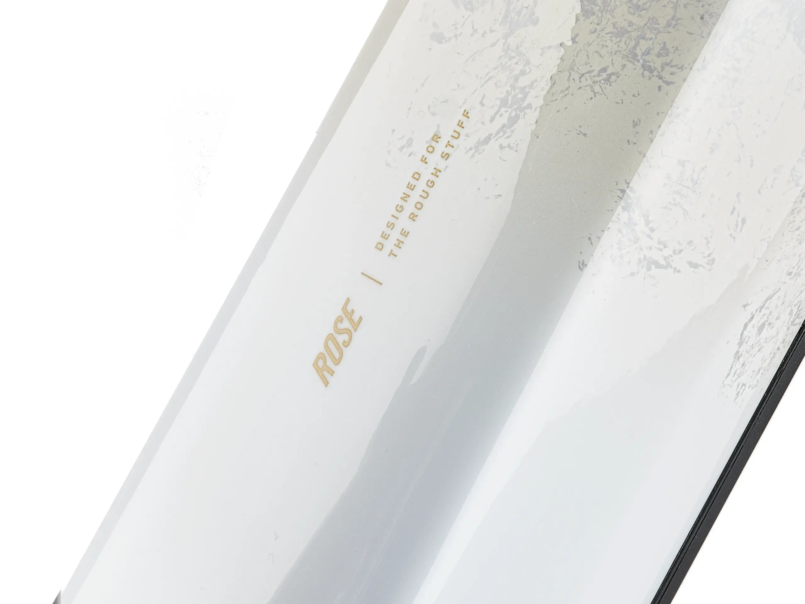 Detailansicht des Rahmens eines Rose Slab Plus 70 E-Mountainbikes mit dem Schriftzug 'ROSE' und dem Slogan 'DESIGNED FOR THE ROUGH STUFF'.