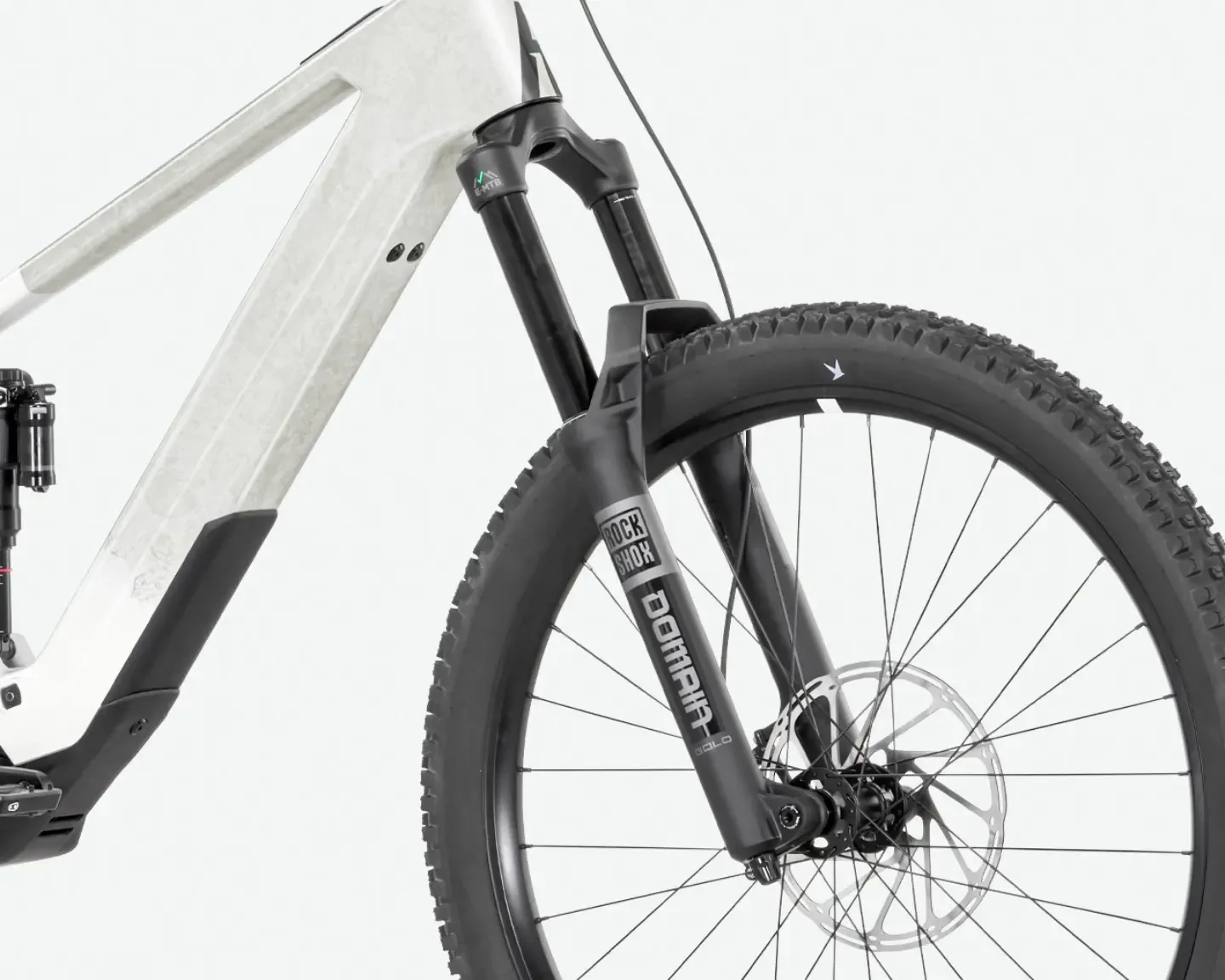 Nahaufnahme des Vorderrads und der Federgabel eines weißen Rose Slab Plus 70 E-Mountainbikes