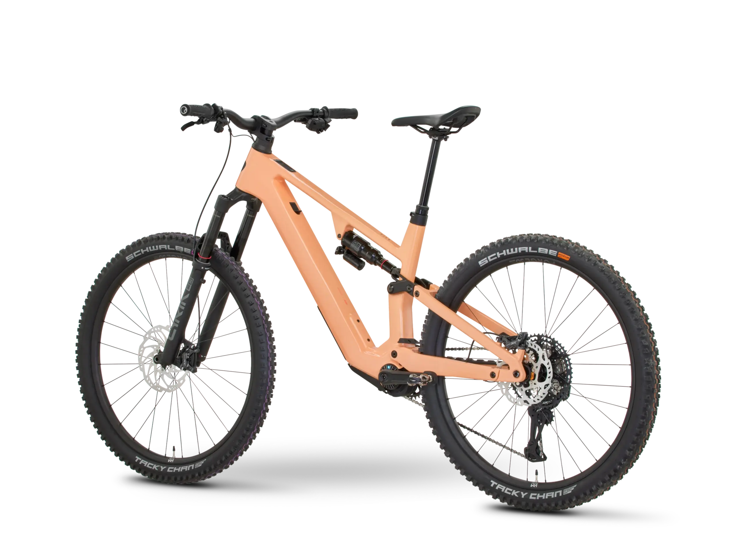 Seitenansicht eines Rose File Plus XT E-Mountainbikes in der Farbe Soleil. Das Fahrrad ist orange-korallfarben mit schwarzen Anbauteilen und Reifen.
