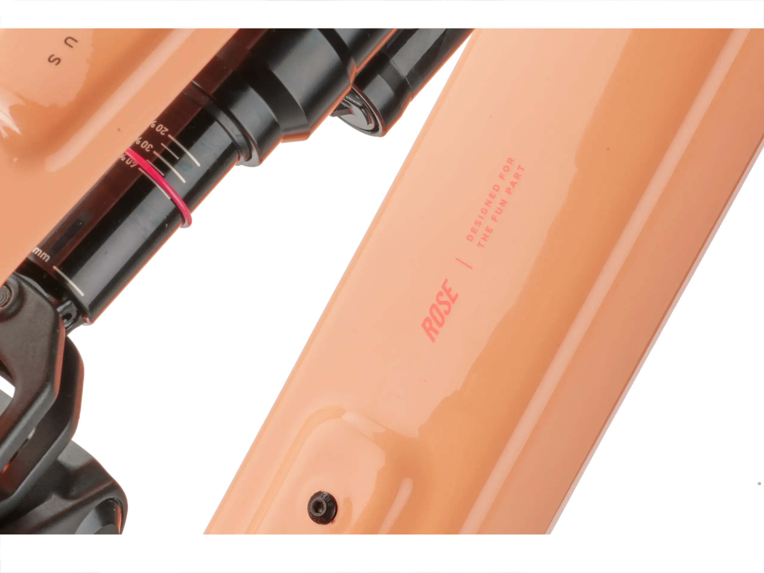 Detailaufnahme des ROSE File Plus XT E-MTB mit Fokus auf den Dämpfer und den Rahmen, der mit