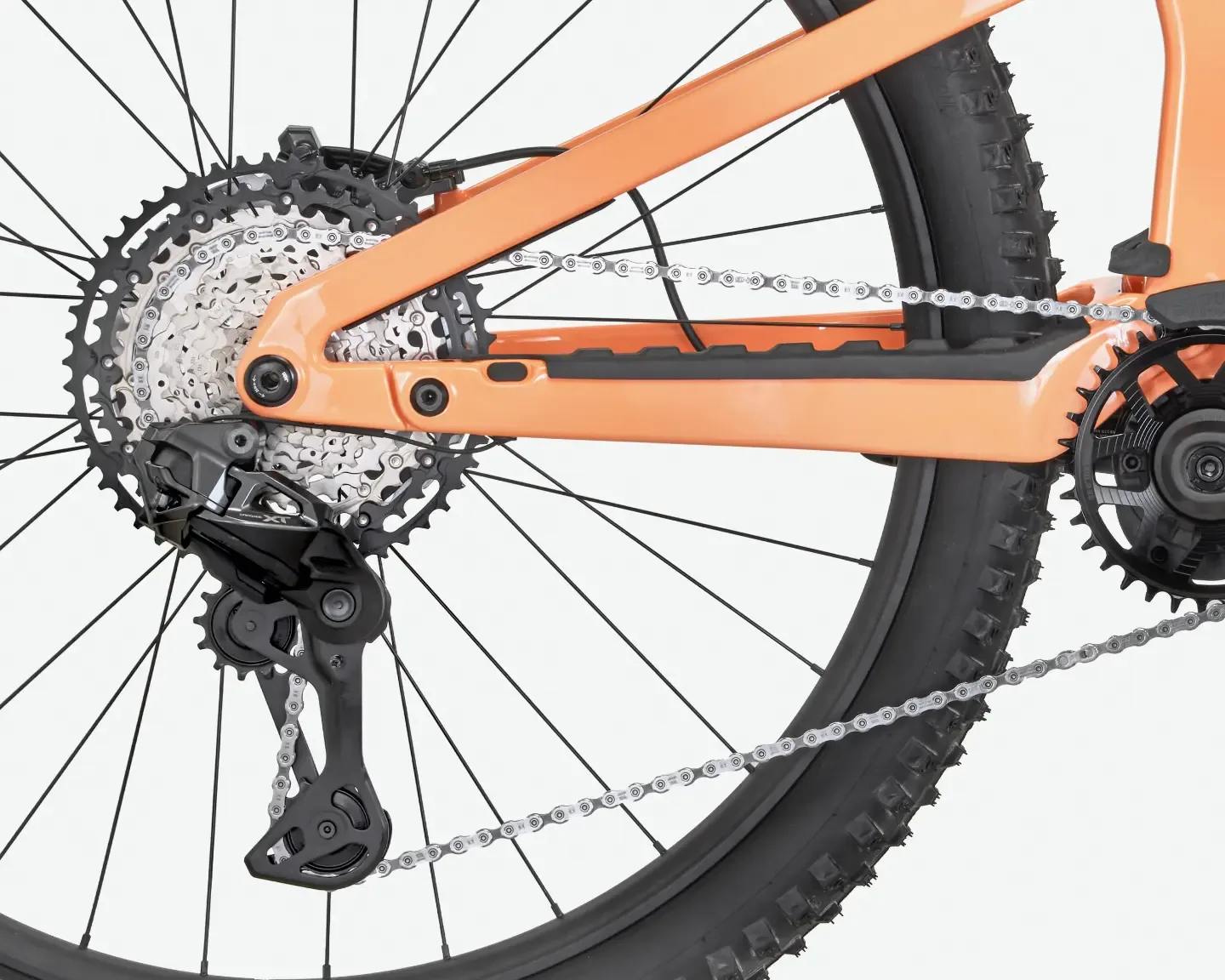 Nahaufnahme des Schaltwerks, der Kassette und der Kette eines orangefarbenen Rose File Plus XT E-Mountainbikes.