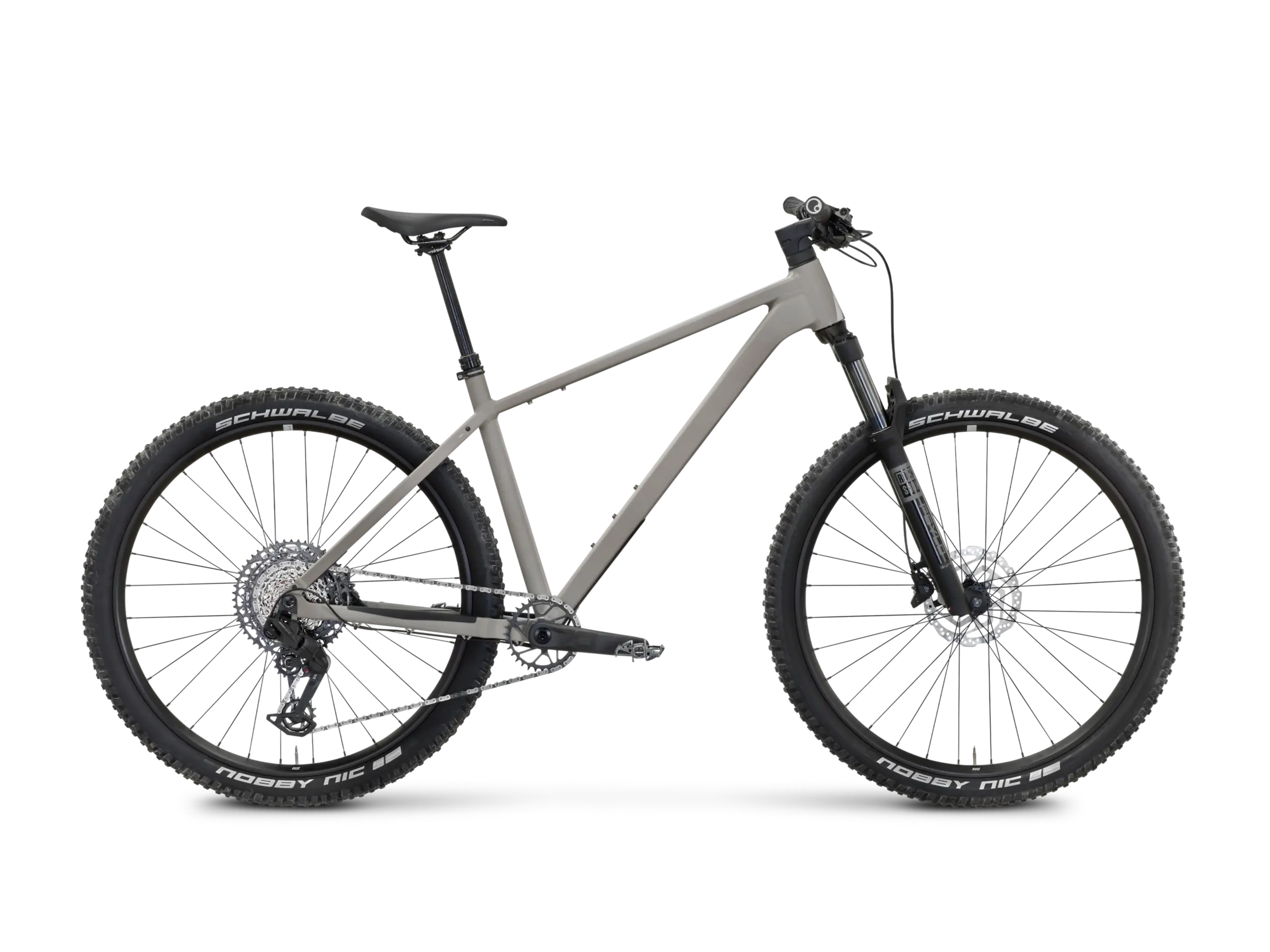 Graues PDQ AL 2 Hardtail Mountainbike mit schwarzen Felgen und Reifen.