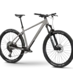 Graues PDQ AL 2 Hardtail Mountainbike mit schwarzer RockShox Gabel und Schwalbe Nobby Nic Reifen.