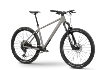 Graues PDQ AL 2 Hardtail Mountainbike mit schwarzer RockShox Gabel und Schwalbe Nobby Nic Reifen.