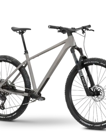 Graues PDQ AL 2 Hardtail Mountainbike mit schwarzer RockShox Gabel und Schwalbe Nobby Nic Reifen.