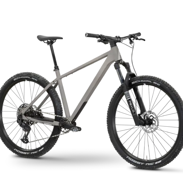 Graues PDQ AL 2 Hardtail Mountainbike mit schwarzer RockShox Gabel und Schwalbe Nobby Nic Reifen.