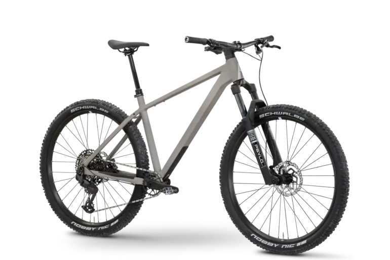 Graues PDQ AL 2 Hardtail Mountainbike mit schwarzer RockShox Gabel und Schwalbe Nobby Nic Reifen.