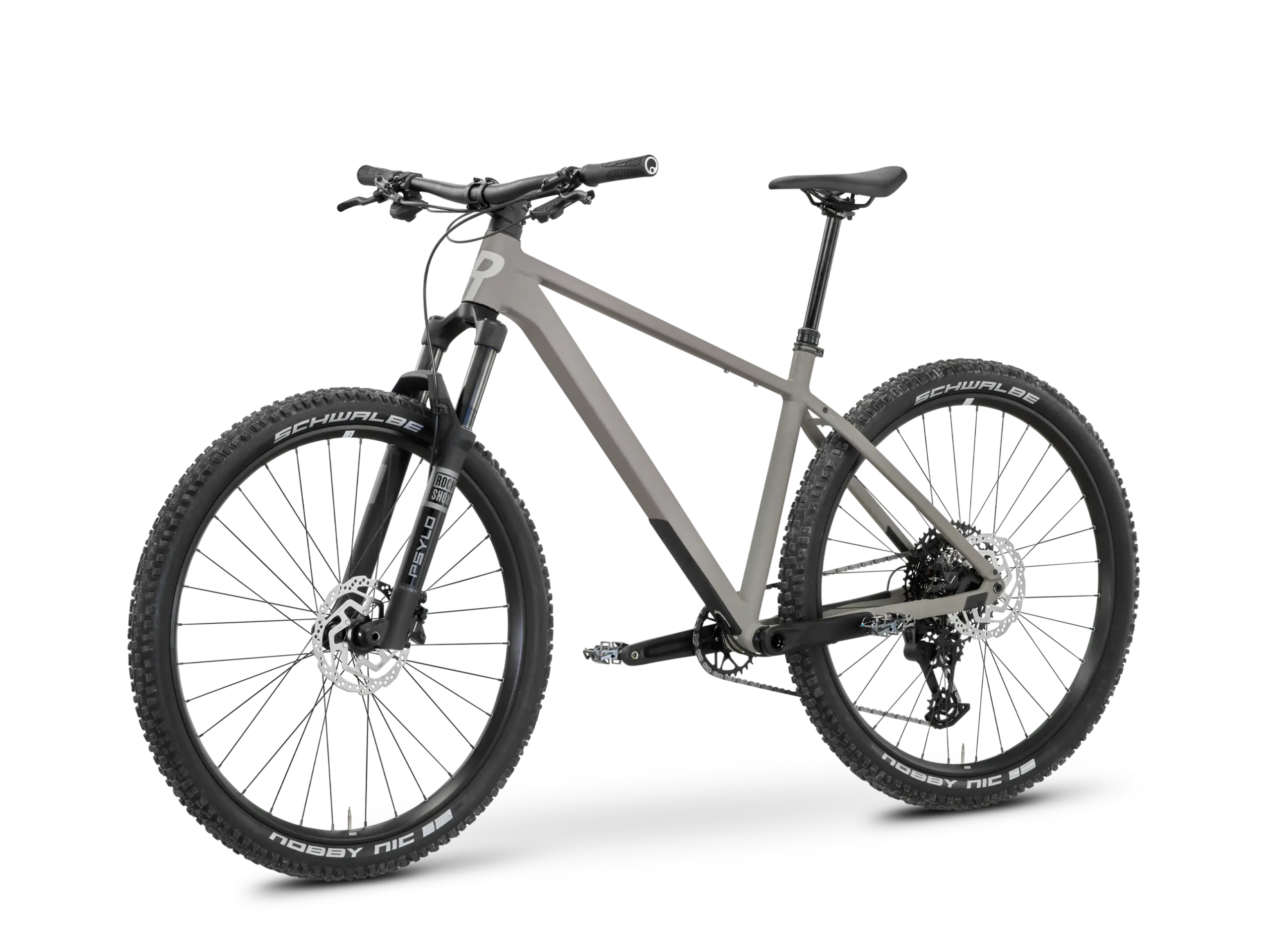 Graues PDQ AL 2 Hardtail Mountainbike mit RockShox Gabel und Schwalbe Nobby Nic Reifen.