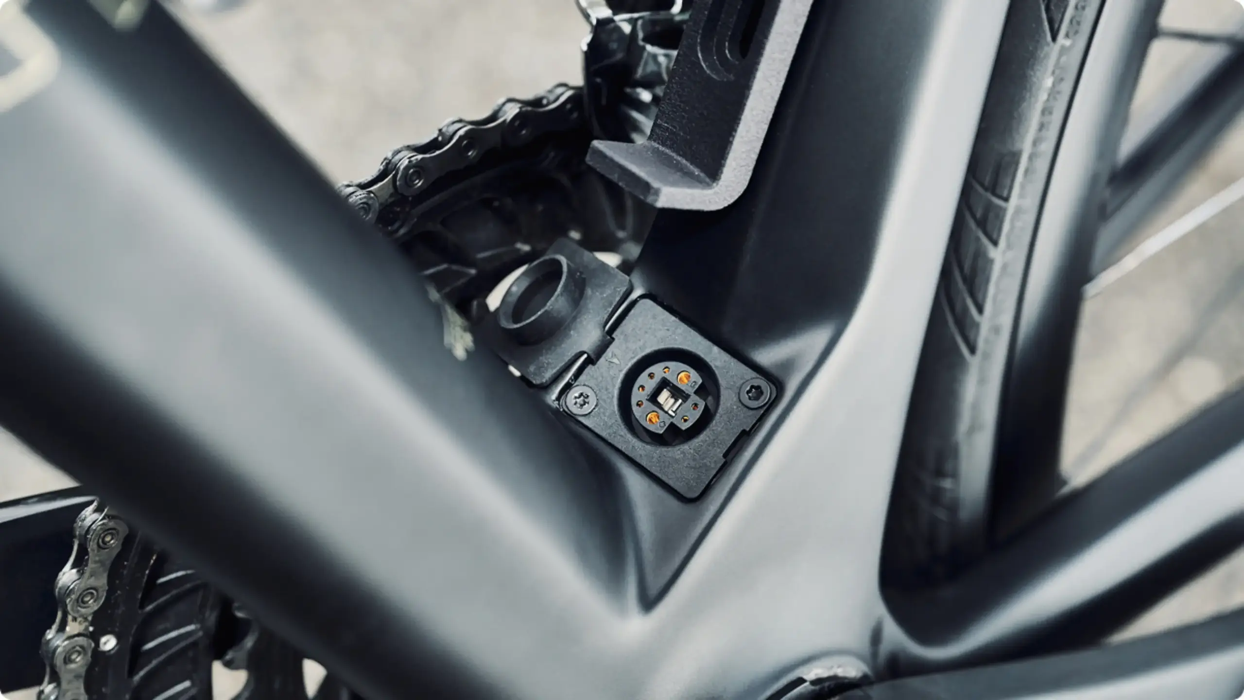 Nahaufnahme des Mahle X20 Nabenmotors Anschluss am Hinterrad eines sportlichen E-Rennrads.