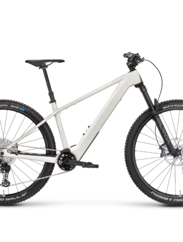 Seitenansicht eines ROSE Bonero Plus 1 E-Mountainbikes in heller Farbgebung mit Vollcarbon-Rahmen, TQ-HPR50 Motor und RockShox Federgabel.