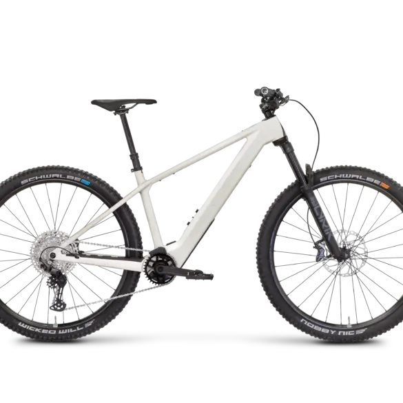 Seitenansicht eines ROSE Bonero Plus 1 E-Mountainbikes in heller Farbgebung mit Vollcarbon-Rahmen, TQ-HPR50 Motor und RockShox Federgabel.