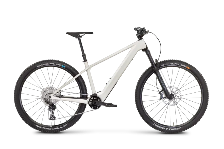 Seitenansicht eines ROSE Bonero Plus 1 E-Mountainbikes in heller Farbgebung mit Vollcarbon-Rahmen, TQ-HPR50 Motor und RockShox Federgabel.