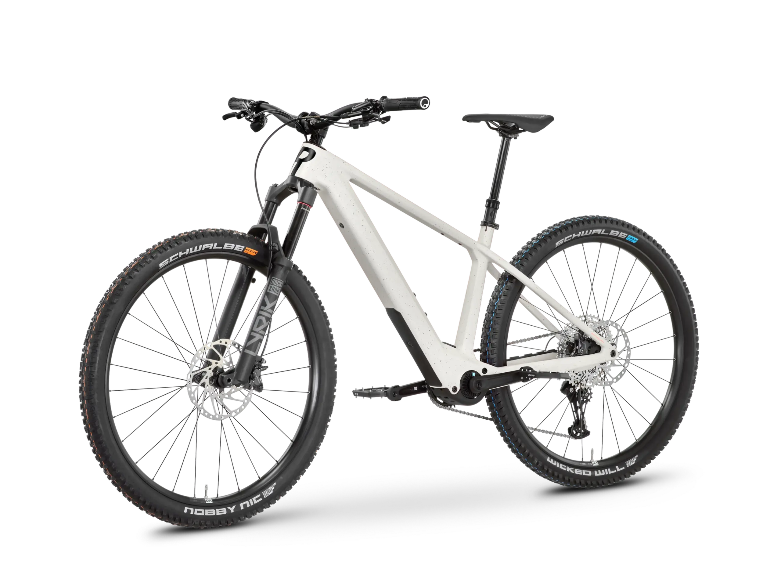 Weißes ROSE Bonero Plus 1 E-MTB mit Carbon-Rahmen, RockShox Lyrik Gabel und Schwalbe Reifen, isoliert auf schwarzem Hintergrund.