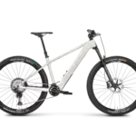 Das ROSE Bonero Plus 2 ist ein modernes E-Hardtail-Mountainbike mit Vollcarbonrahmen in der Farbe Splatter Grey. Es verfügt über eine RockShox Lyrik Gabel, Schwalbe Reifen und Shimano XT/SLX Komponenten.