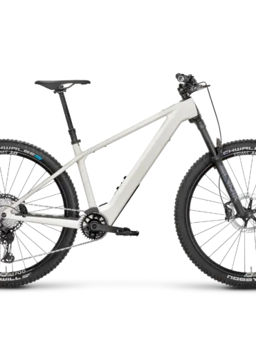 Das ROSE Bonero Plus 2 ist ein modernes E-Hardtail-Mountainbike mit Vollcarbonrahmen in der Farbe Splatter Grey. Es verfügt über eine RockShox Lyrik Gabel, Schwalbe Reifen und Shimano XT/SLX Komponenten.