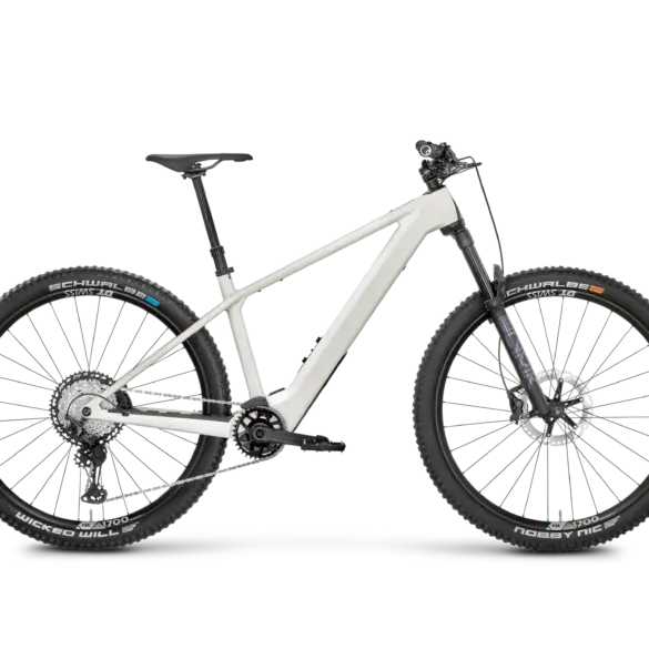 Das ROSE Bonero Plus 2 ist ein modernes E-Hardtail-Mountainbike mit Vollcarbonrahmen in der Farbe Splatter Grey. Es verfügt über eine RockShox Lyrik Gabel, Schwalbe Reifen und Shimano XT/SLX Komponenten.