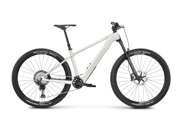 Das ROSE Bonero Plus 2 ist ein modernes E-Hardtail-Mountainbike mit Vollcarbonrahmen in der Farbe Splatter Grey. Es verfügt über eine RockShox Lyrik Gabel, Schwalbe Reifen und Shimano XT/SLX Komponenten.