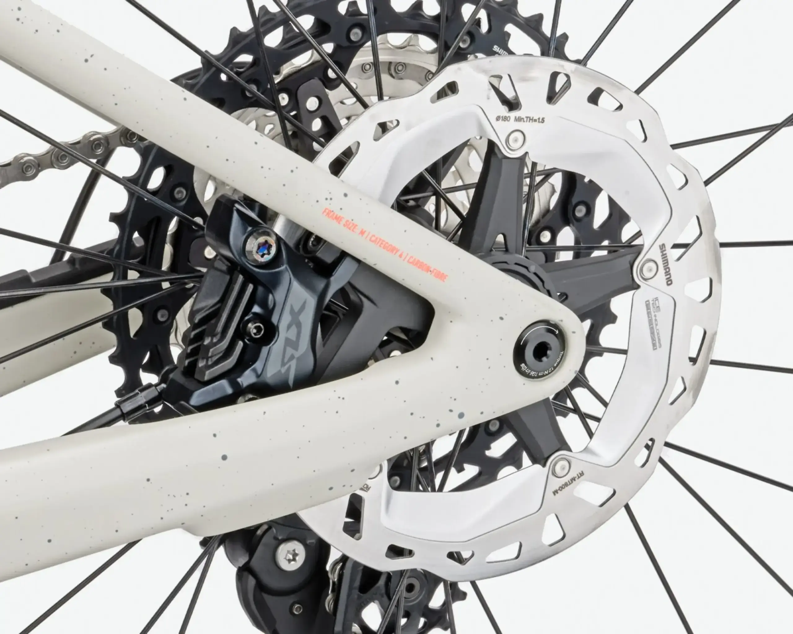 Nahaufnahme des Hinterrads eines ROSE Bonero Plus 2 E-MTBs, mit Fokus auf die Shimano SLX Scheibenbremse, die XT Kassette und die Kette.