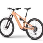 Ein Rose File Plus 70 E-Mountainbike in der Farbe Orange, mit Fokus auf integrierte Komponenten und Trail-Ausstattung.